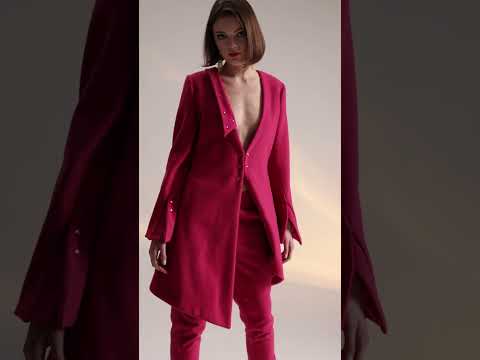 Costum fuxia cu sacou asimetric Strawbery