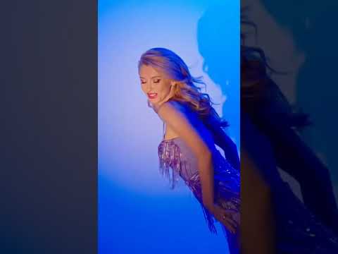 Rochie brodata manuala mov cu deschidere pe un picior cu corset Sirenne