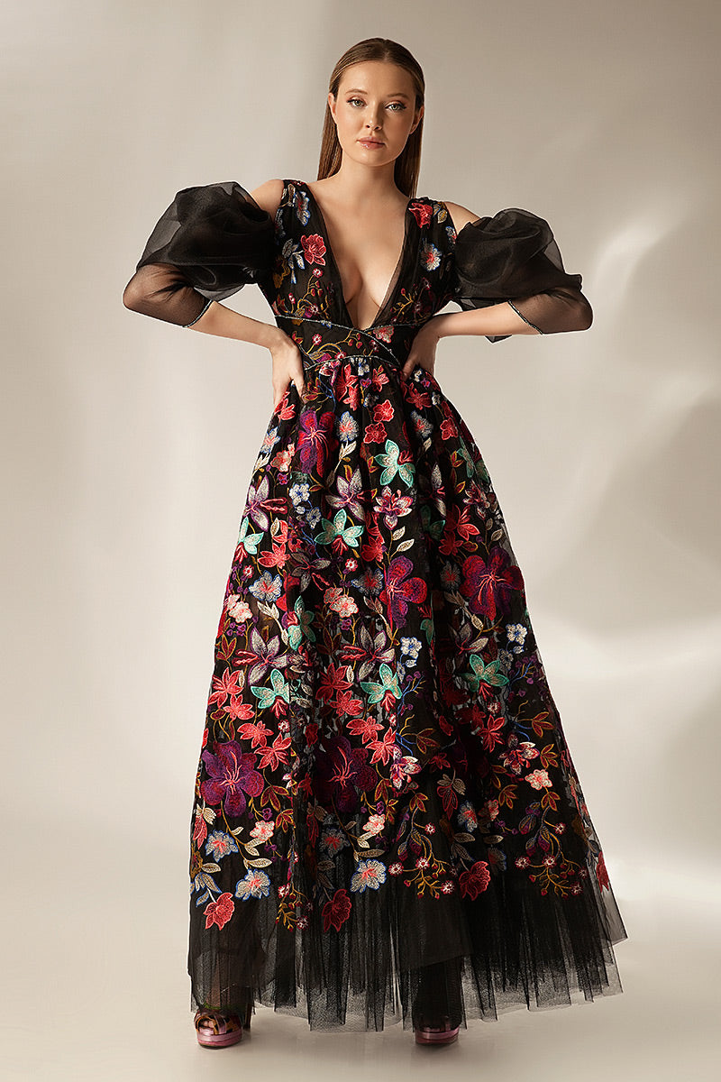 Rochie Ortensia lunga, de seara, din tull brodat cu flori, tip printesa, cu maneci ample lungi, R16H23