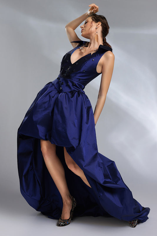 Cannes, Rochie de seară asimetrică din tafta, cu talia marcata, decolteu in v, și detalii cu cristale. Rafinată si spectaculoasă.