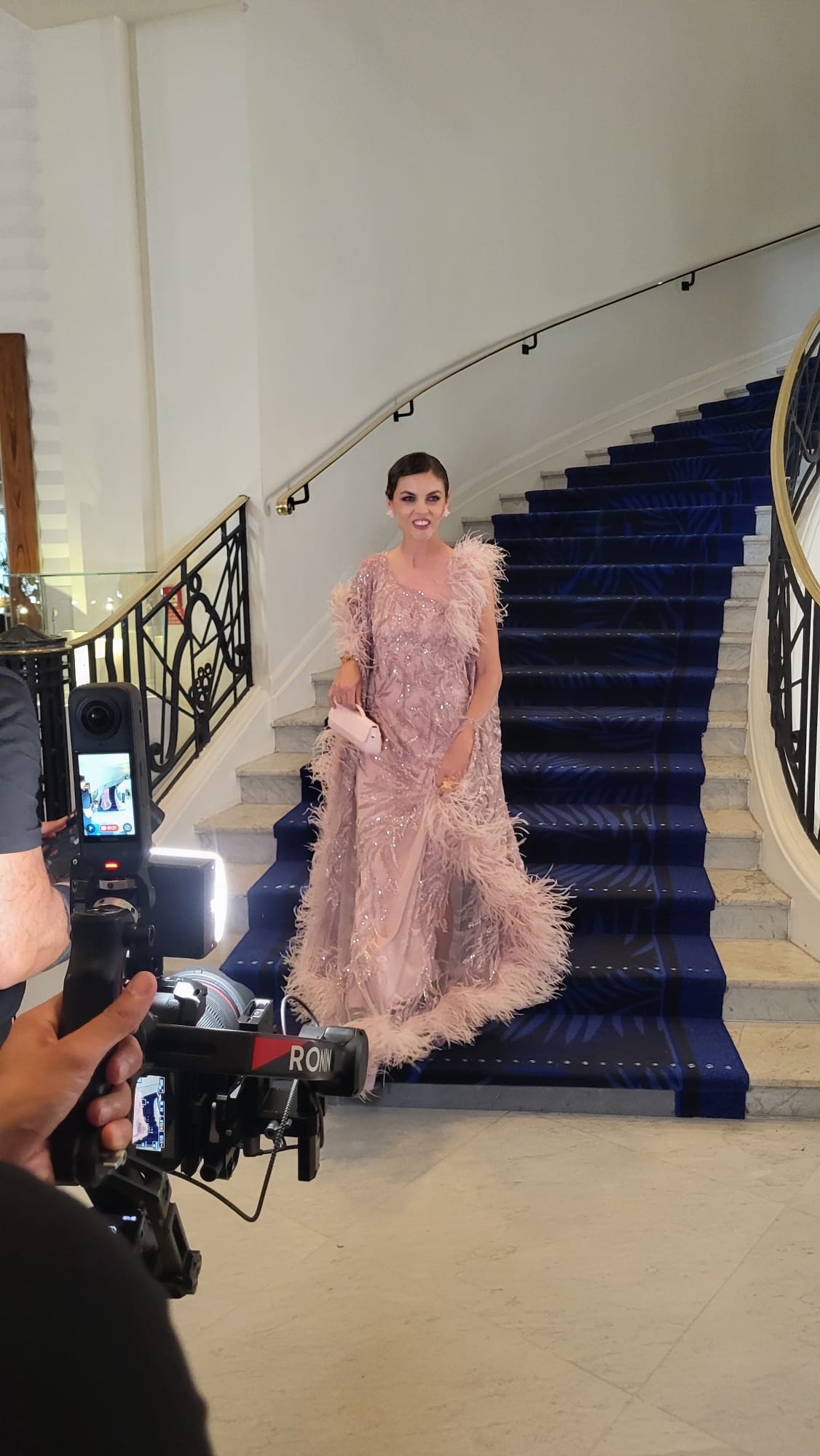 Rochie elegantă de seară cu broderie asimetrică și pene Biana