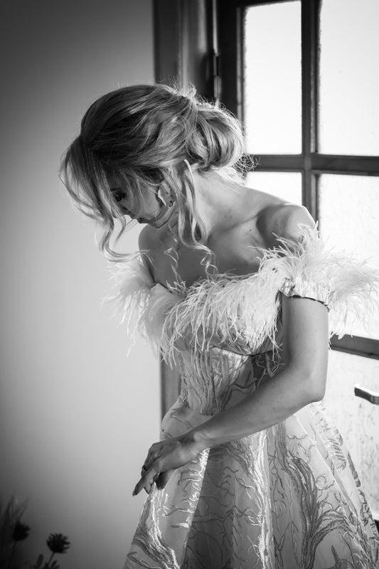 Asymmetric wedding dress with a bodice and feathers M12h24 Kamina