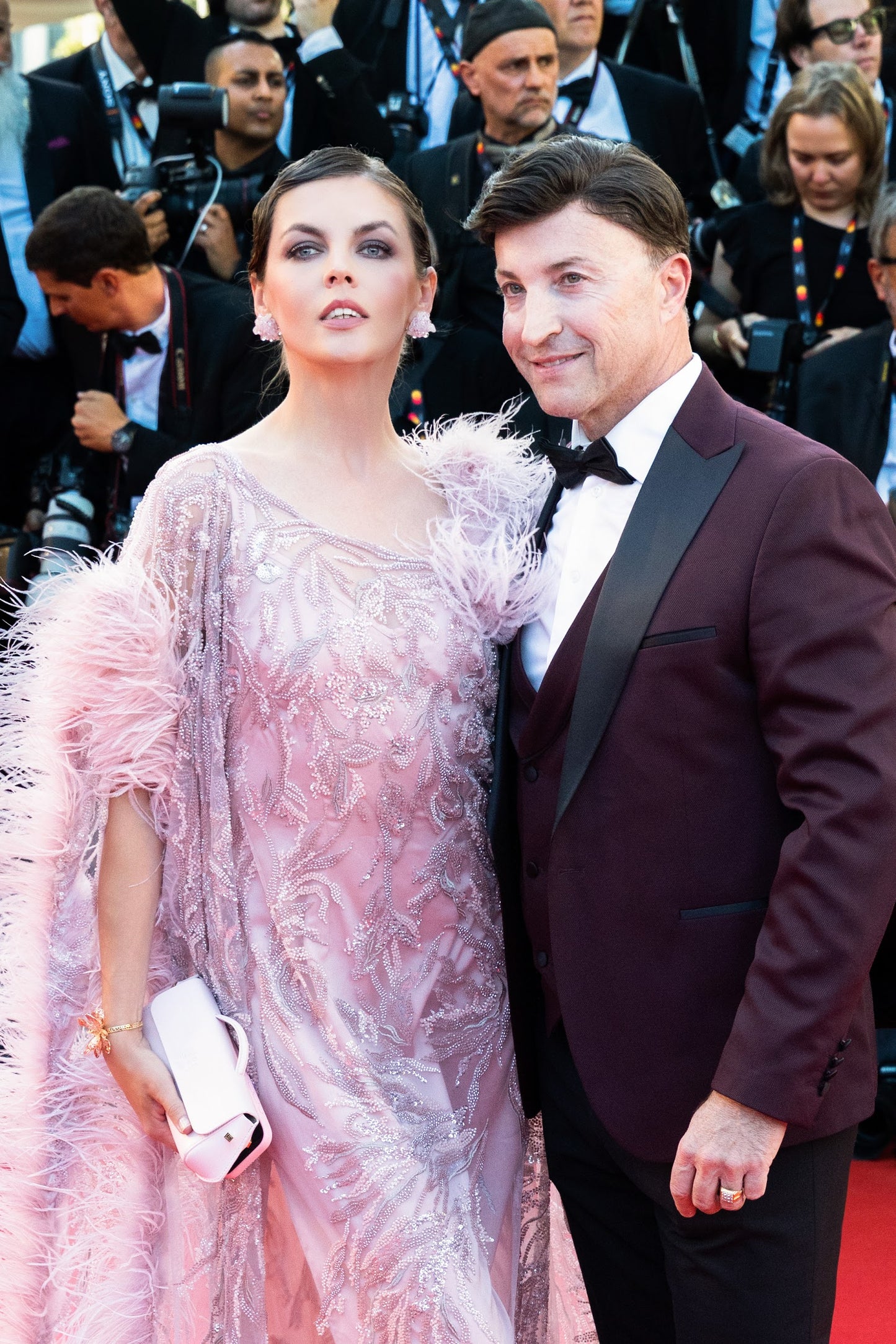 Rochie elegantă de seară cu broderie asimetrică și pene Biana