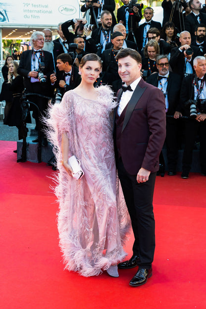 Rochie elegantă de seară cu broderie asimetrică și pene Biana