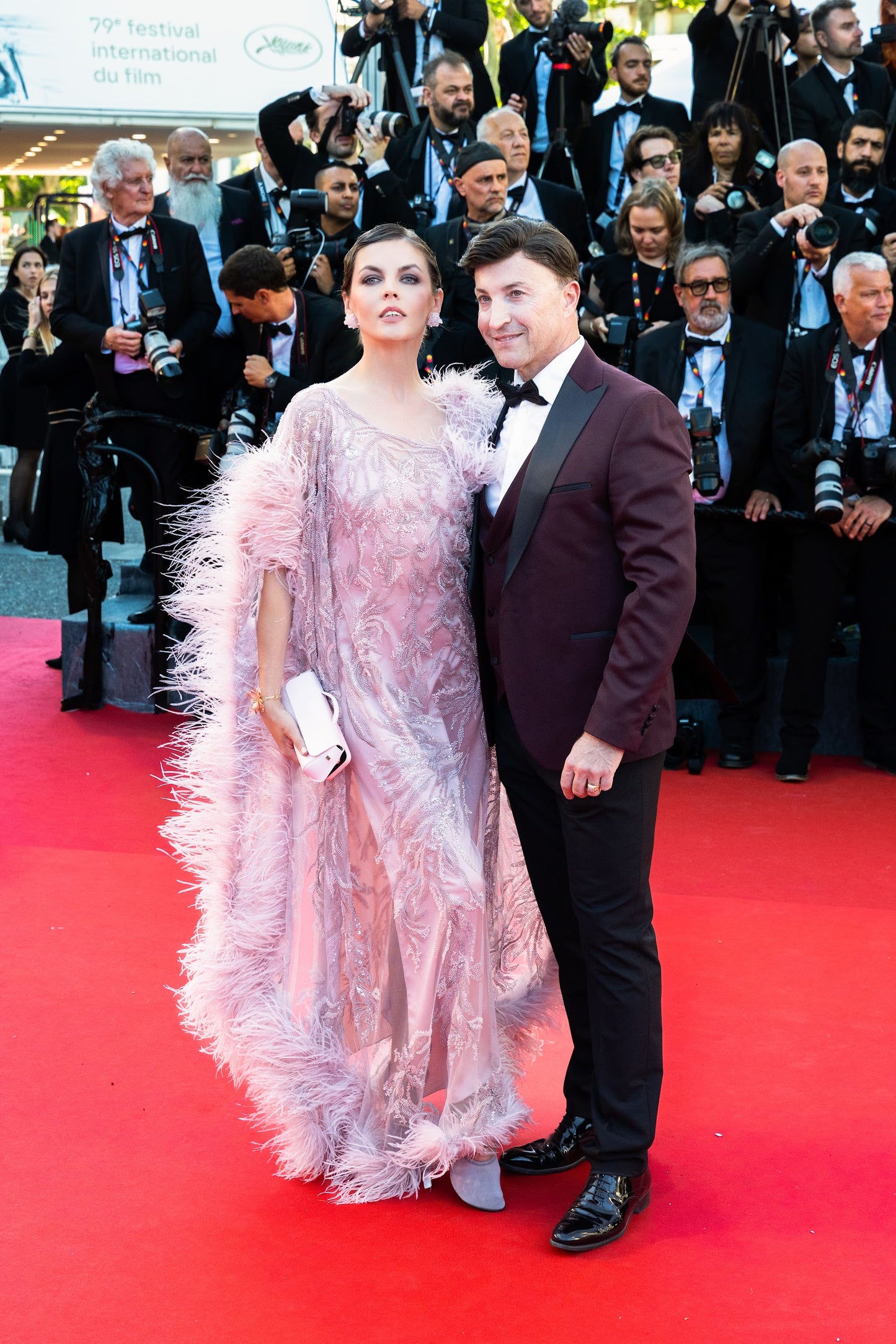 Rochie elegantă de seară cu broderie asimetrică și pene Biana