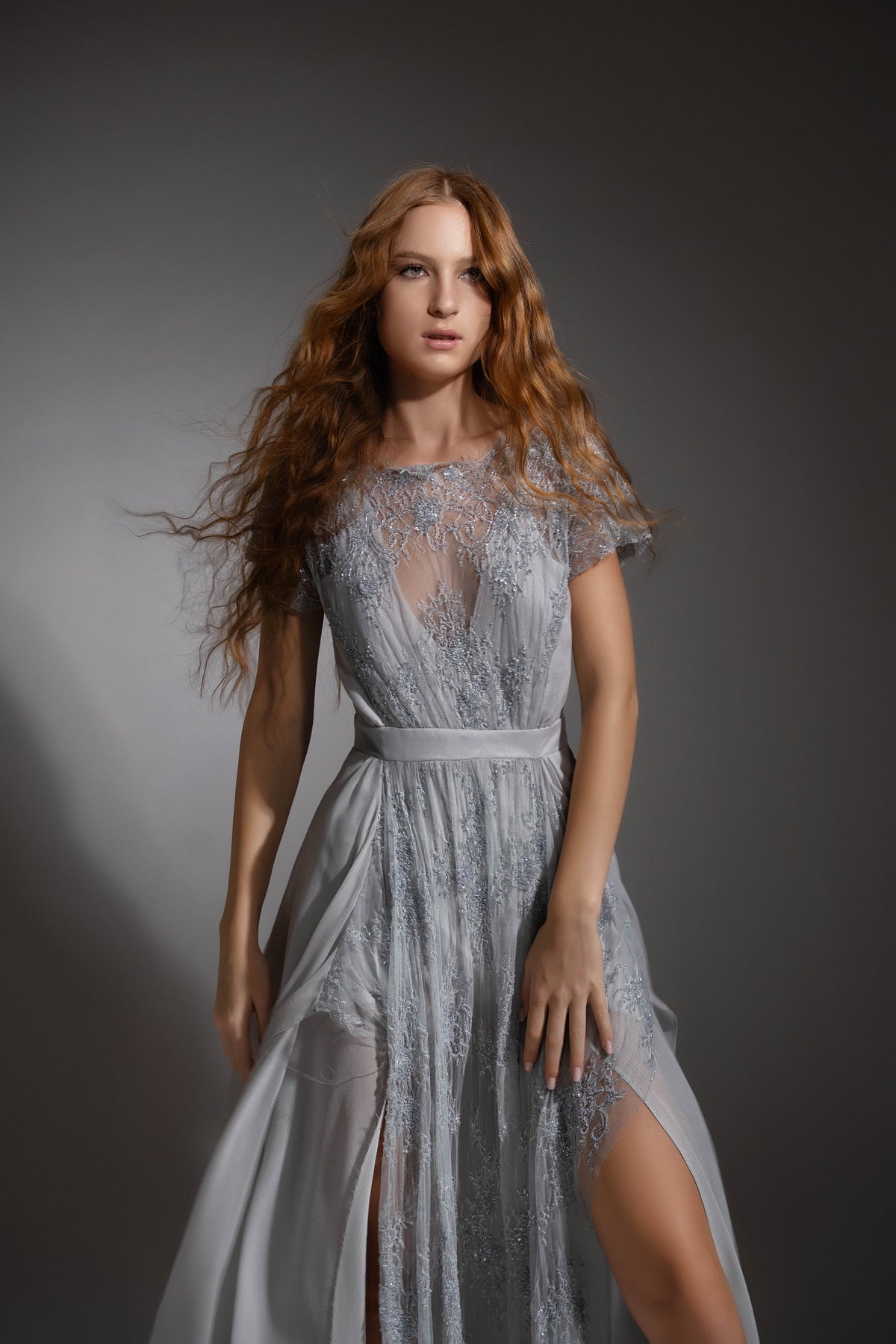 Rochie de seară lungă din dantelă Chantilly și mătase – Serena R4S27
