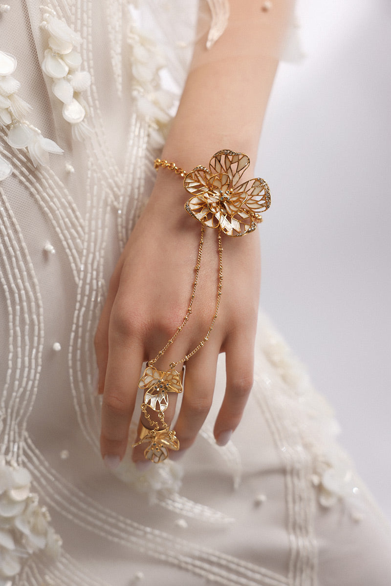 Bratara cu inel Nenuphar din alama acoperiti cu strat gros de aur si cristale