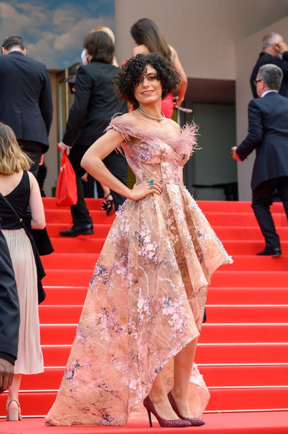 Rochie Caramel lunga, de seara, din tul brodat,asimetrica, cu corsaj si dantela si pene, R18H23