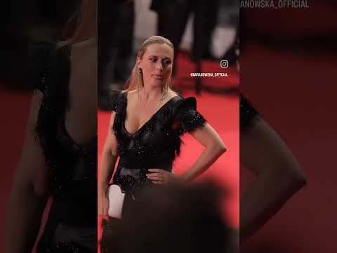 Rochia neagra de seara lunga cu deschidere pe un picior si maneci scurte Axenia