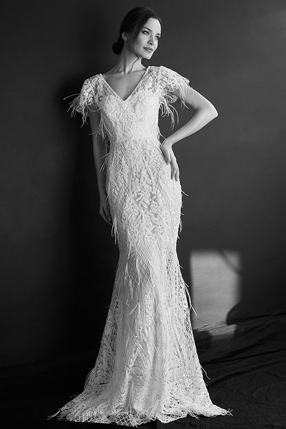 Rochie de mireasa lunga cu broderie si dantela rip sirena cu trena si maneci scurte Valentina