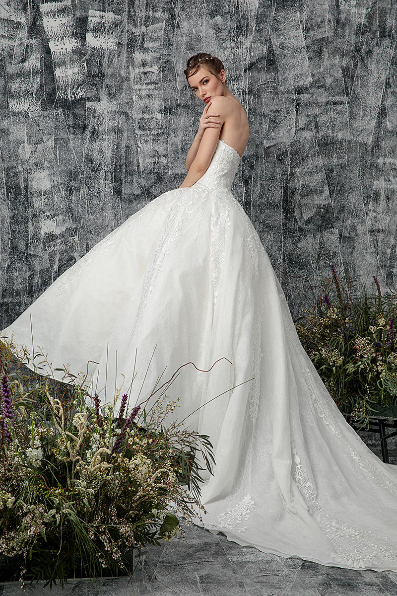 Rochie de mireasa lunga din dantela cu corsaj in stil printesa Ma Princesse