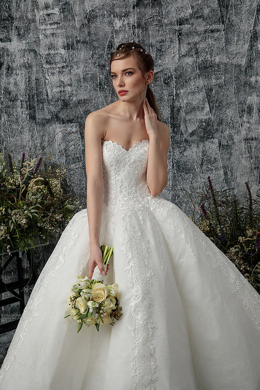 Rochie de mireasa lunga din dantela cu corsaj in stil printesa Ma Princesse