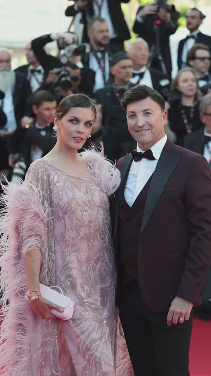 Rochie elegantă de seară cu broderie asimetrică și pene Biana