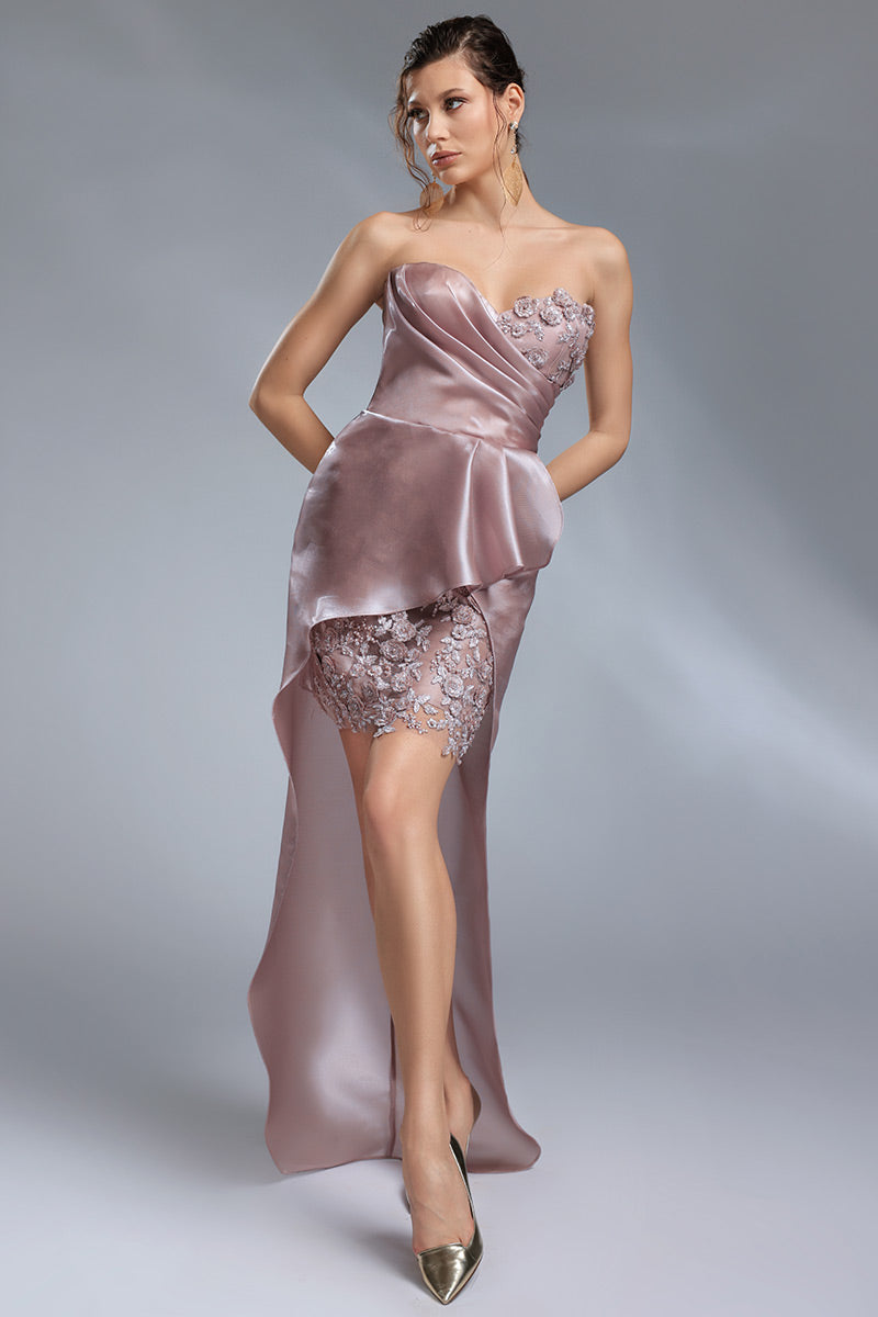 Toscana, Rochie asimetrică din dantelă și tafta Aqua, cu corsaj drapat ce evidențiază talia. Modernă, spectaculoasă și realizată pe măsurile tale.