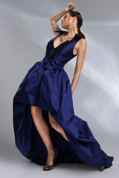 Cannes, Rochie de seară asimetrică din tafta, cu talia marcata, decolteu in v, și detalii cu cristale. Rafinată si spectaculoasă.