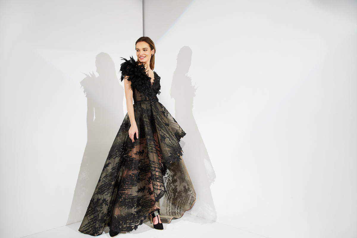 Rochie de seara lunga, asimetrica cu corsaj, din dantela si detaliu floral pe umar  R17h21