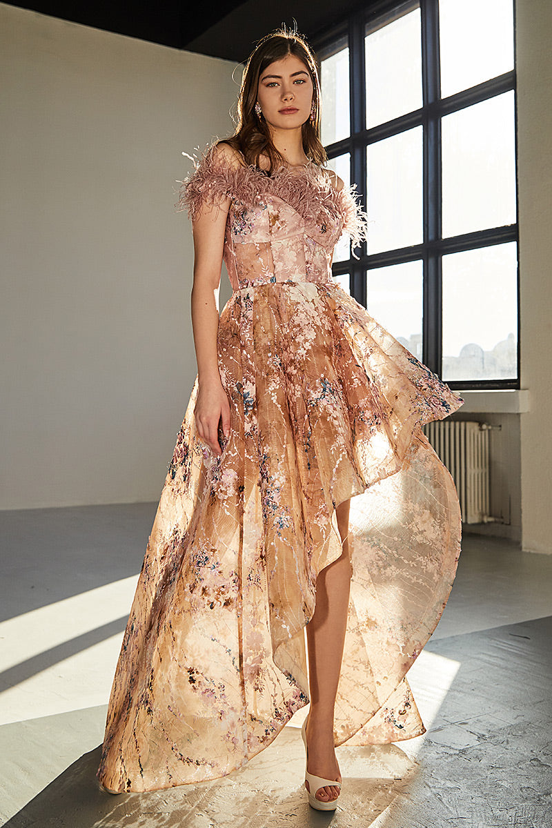 Rochie Caramel lunga, de seara, din tul brodat,asimetrica, cu corsaj si dantela si pene, R18H23