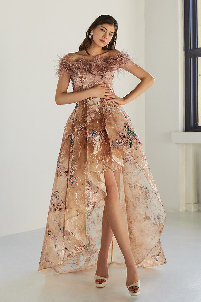 Rochie Caramel lunga, de seara, din tul brodat,asimetrica, cu corsaj si dantela si pene, R18H23