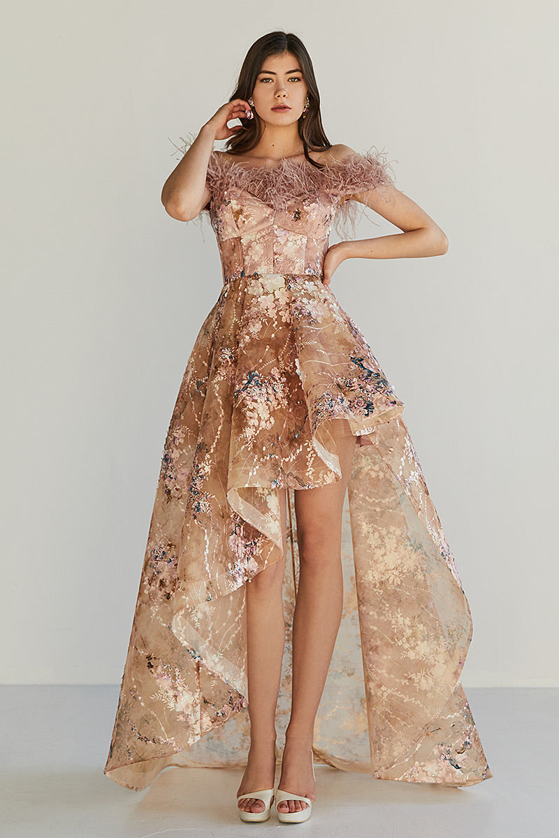 Rochie Caramel lunga, de seara, din tul brodat,asimetrica, cu corsaj si dantela si pene, R18H23