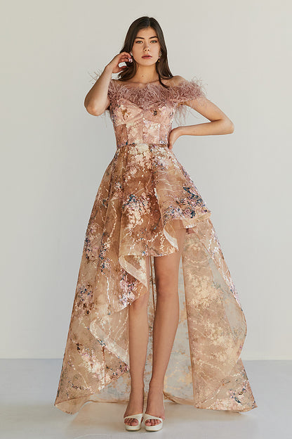 Rochie Caramel lunga, de seara, din tul brodat,asimetrica, cu corsaj si dantela si pene, R18H23