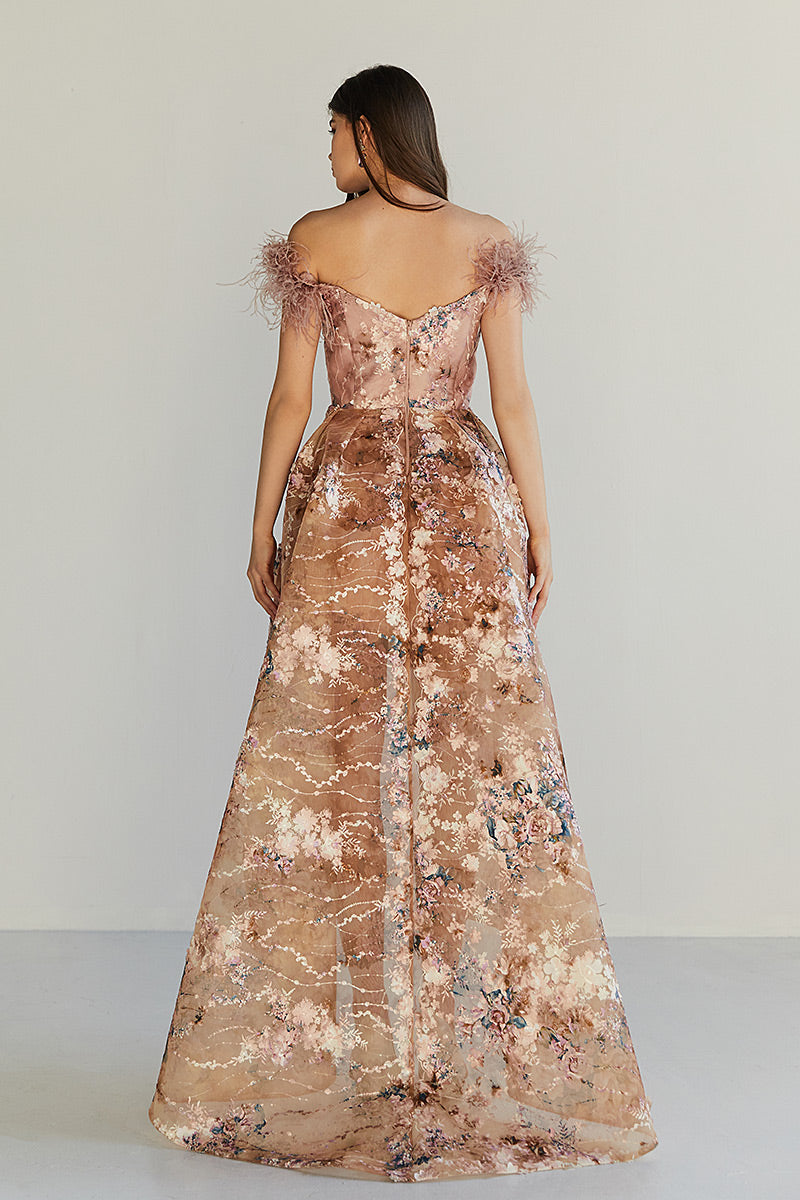 Rochie Caramel lunga, de seara, din tul brodat,asimetrica, cu corsaj si dantela si pene, R18H23