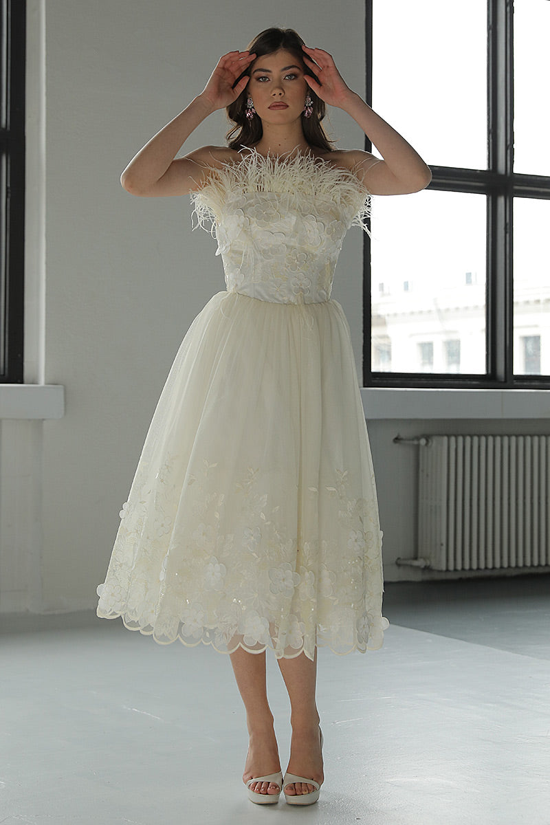 Rochia Spring , midi, de nunta de zi, din tul brodat cu flori si pene de strut, R6H23