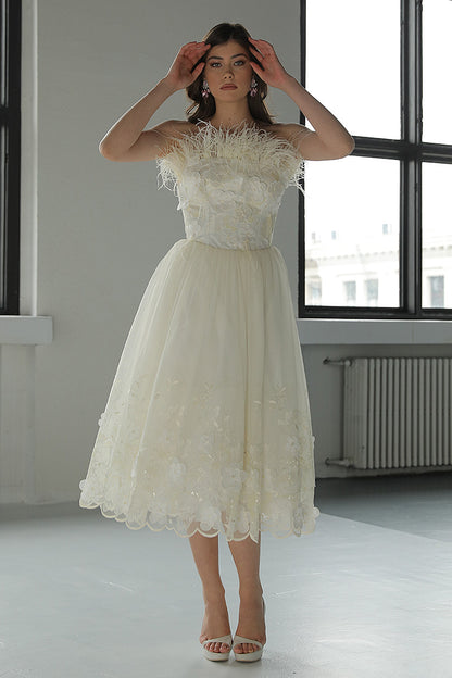 Rochia Spring , midi, de nunta de zi, din tul brodat cu flori si pene de strut, R6H23