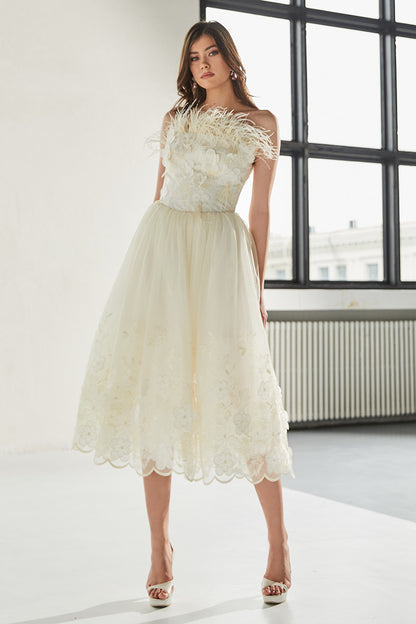 Rochia Spring , midi, de nunta de zi, din tul brodat cu flori si pene de strut, R6H23