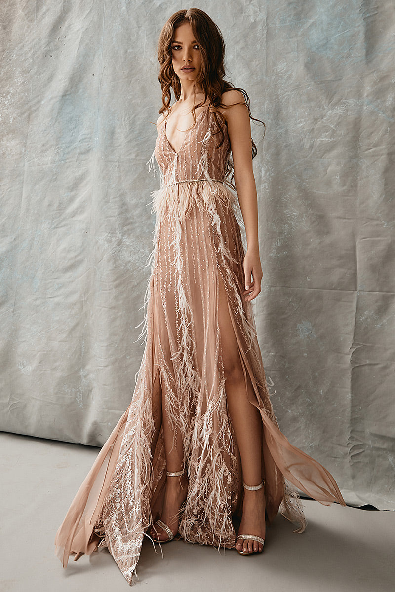 Rochie lunga de seara de lux cu broderie si pene cu slituri R8H20