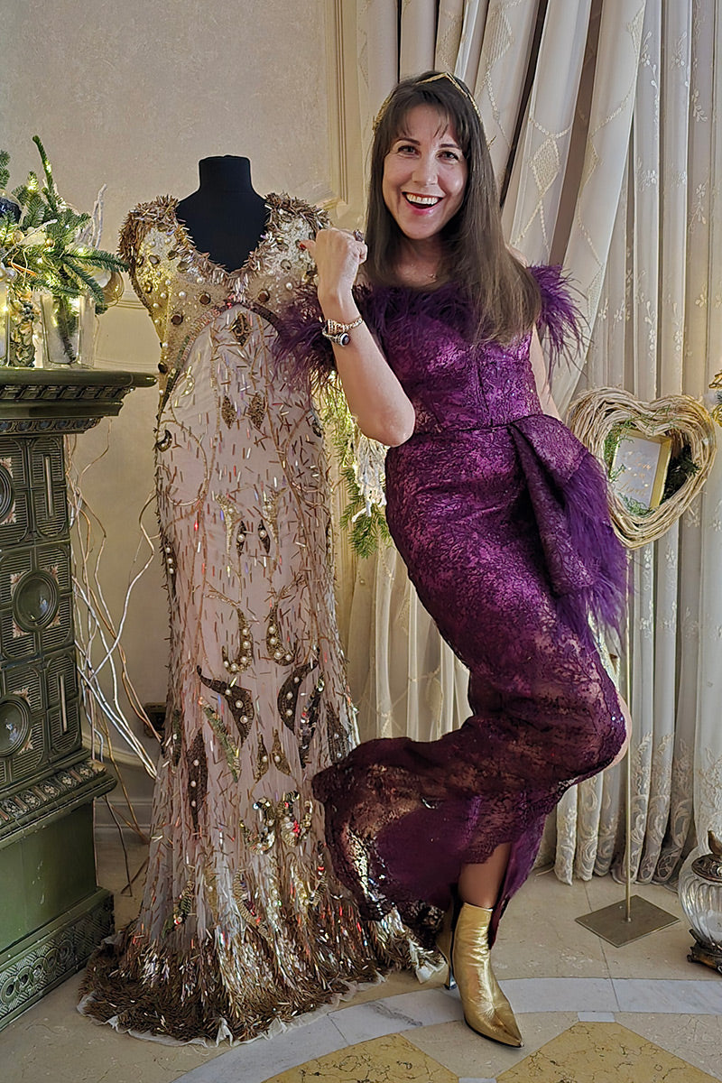 Rochie din dantela violet, cu corset si crapatura pe un picior Alis